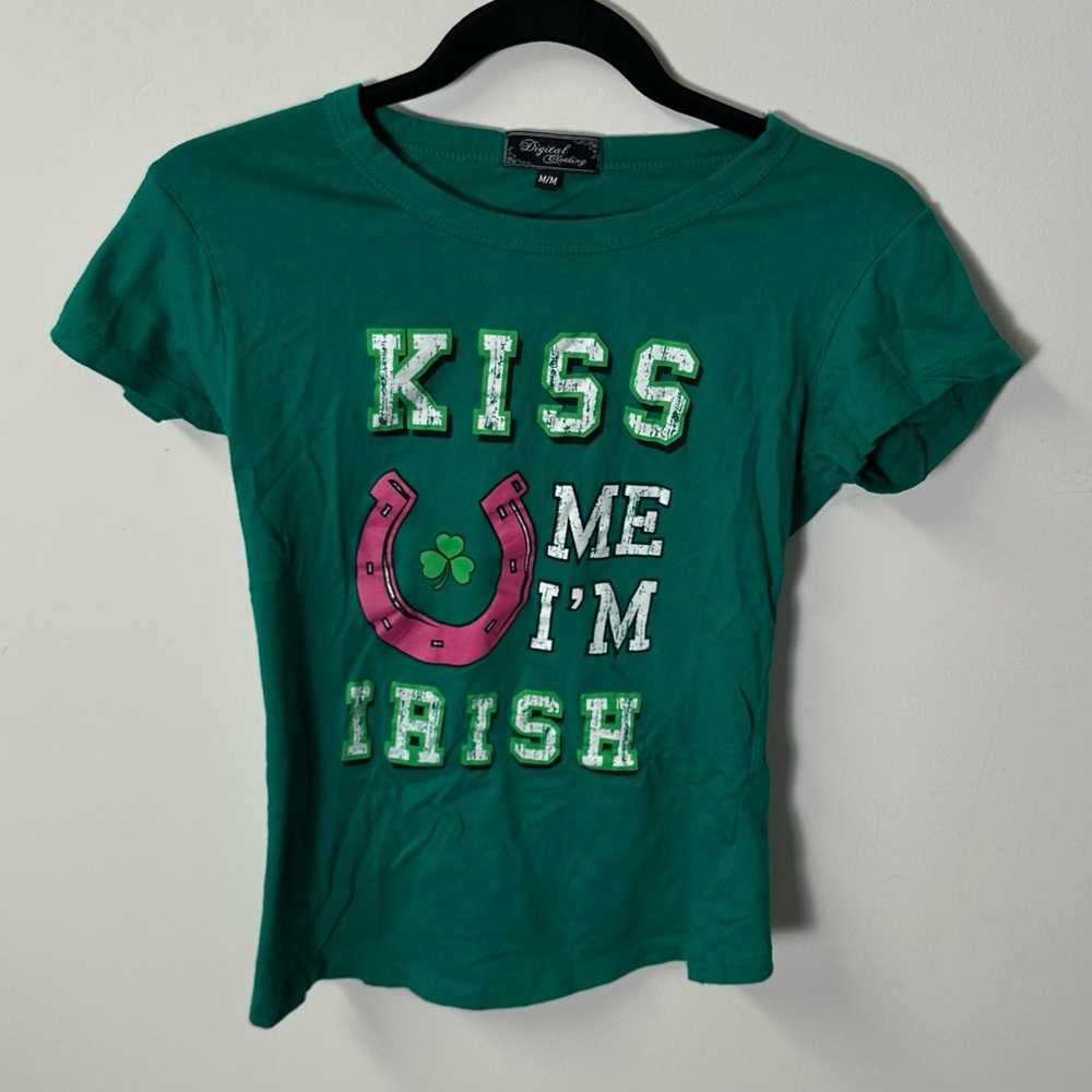 Y2K DIGITAL women's green kiss me i'm irish graphic tee, M.